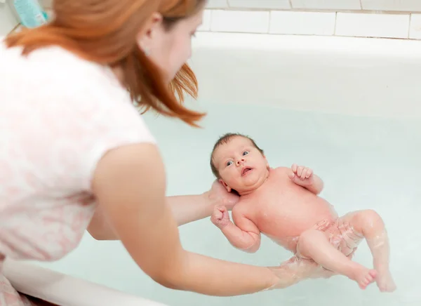 Mãe wasing bebê recém-nascido — Fotografia de Stock