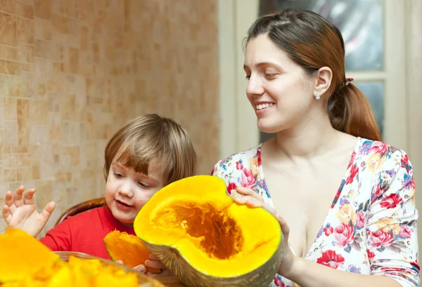 Madre feliz con niño cocina calabaza —  Fotos de Stock