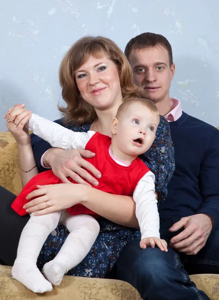 Gelukkige ouders met kind — Stockfoto