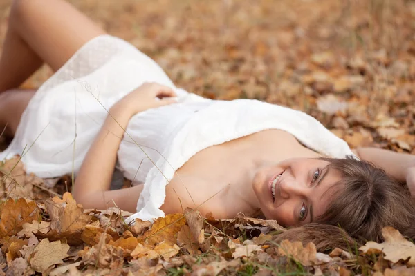 Mujer yace en hojas de roble —  Fotos de Stock