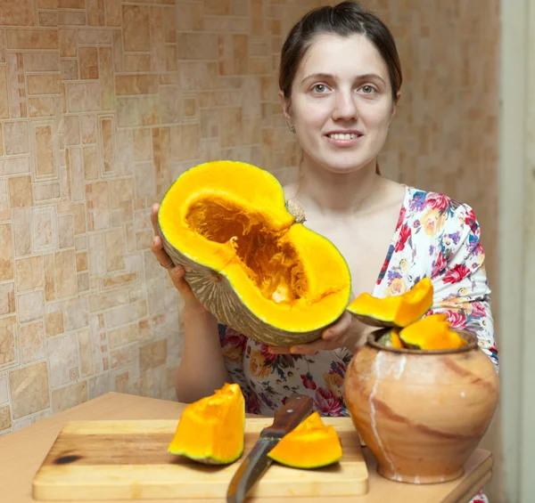 Glückliche Frau beim Kürbiskochen — Stockfoto