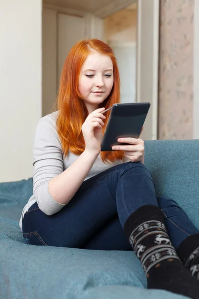 Tiener meisje leest e-boek of Tablet PC-computer — Stockfoto