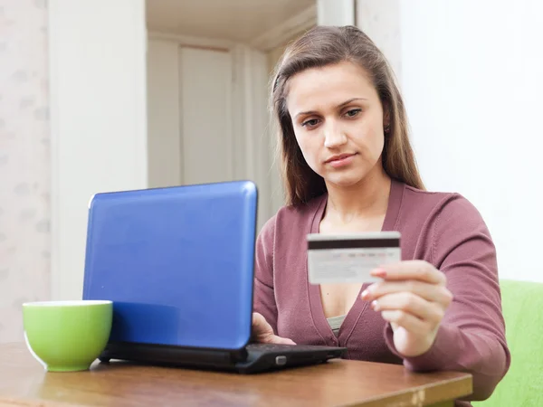 Frau kauft online ein — Stockfoto