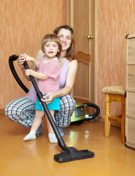 Familie klusjes met stofzuiger — Stockfoto