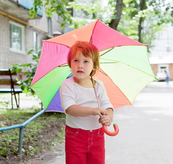 Dítě 2 roky s deštníkem — Stock fotografie