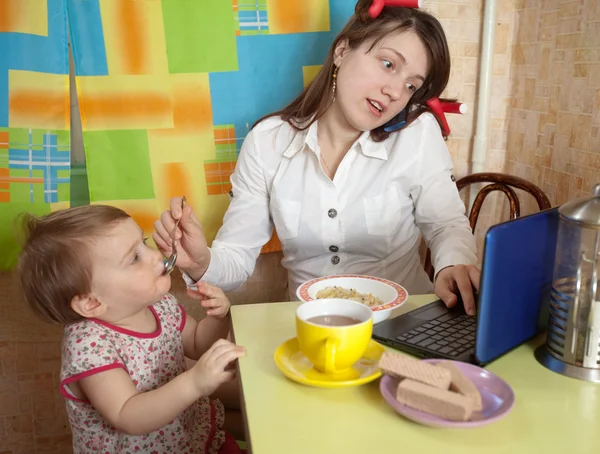 母と子が朝食を食べる — ストック写真