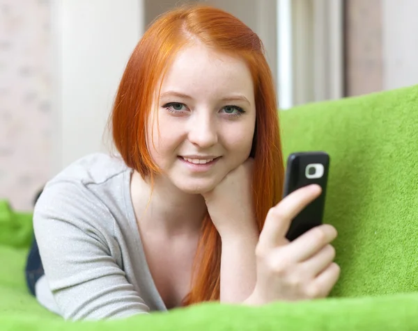 Teenager sends SMS — Stock Photo, Image