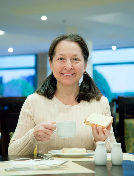 Vrouw ontbijten — Stockfoto