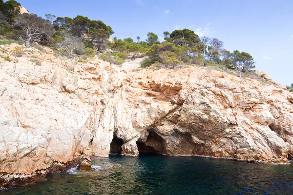 Σπηλιά σε βράχια στα μεσογειακά — Φωτογραφία Αρχείου