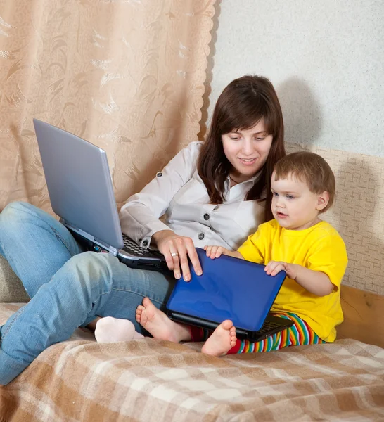 Madre e bambino con computer portatili — Foto Stock