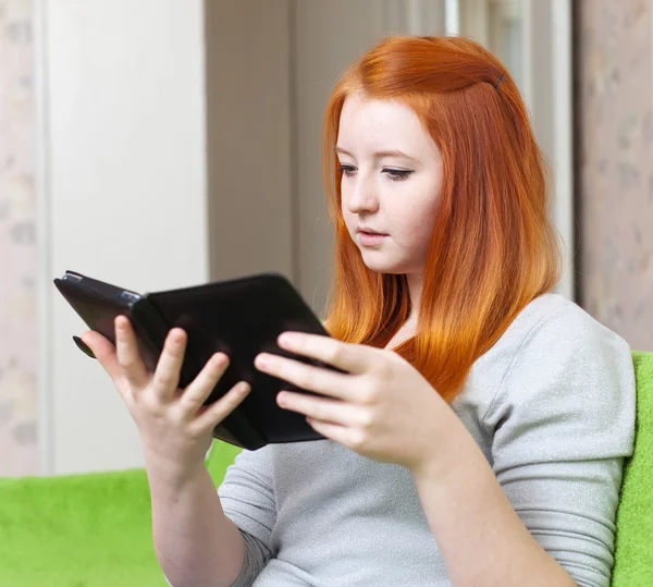 Teenager girl reads e-reader — Stock Photo, Image