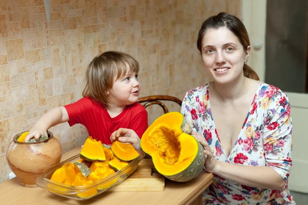 Moeder met kind koks pompoen — Stockfoto