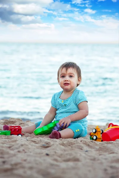 Bambino sulla spiaggia di sabbia — Foto Stock