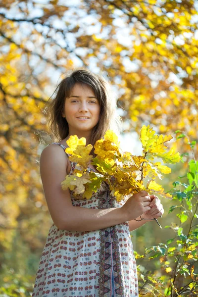 오크 잎 꽃다발을 가진 여자 — 스톡 사진