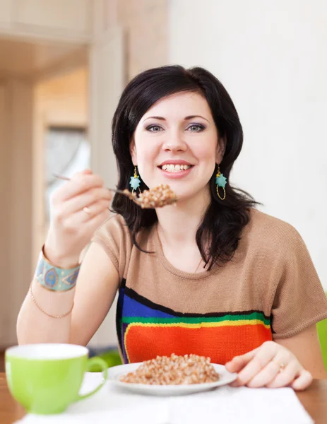 Pretty woman eating cereal — Stock Photo, Image