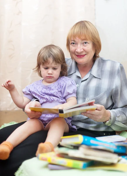 Mormor och barn läsa bok — Stockfoto