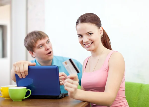 Couple buying online with laptop — Stock Photo, Image