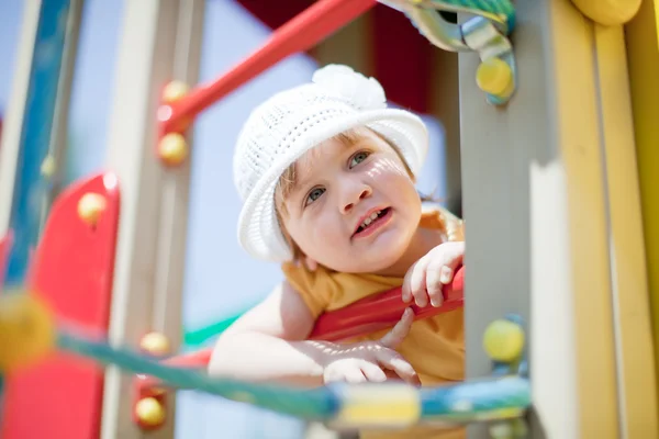 Niño en el área de juegos en verano —  Fotos de Stock