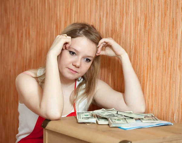 Женщина думает о финансовых проблемах — стоковое фото