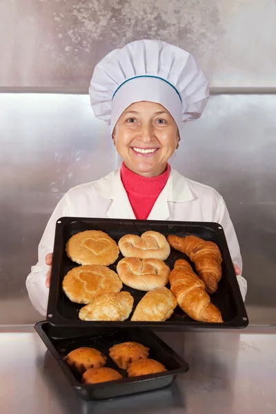 Baker met gebak in bakkerij — Stockfoto
