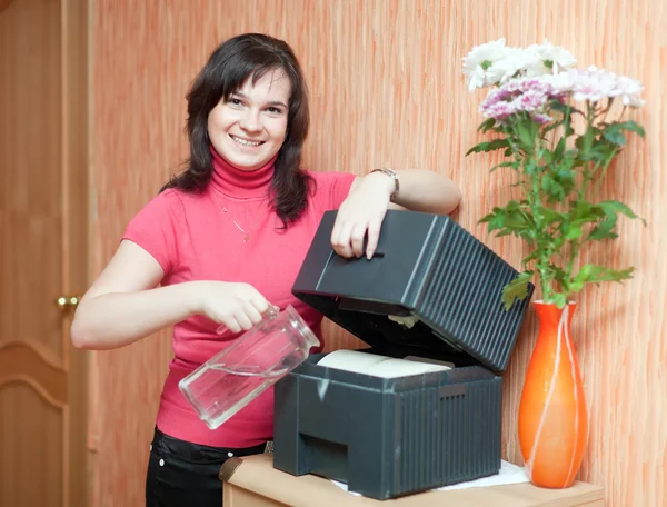 Frau mit Luftbefeuchter — Stockfoto