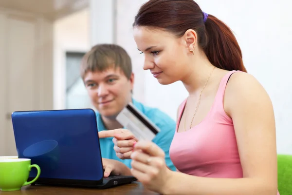 Casal de compra on-line com laptop e cartão de crédito — Fotografia de Stock