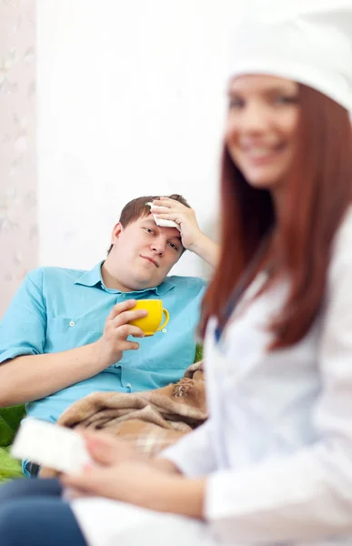 Médico examinando o paciente — Fotografia de Stock