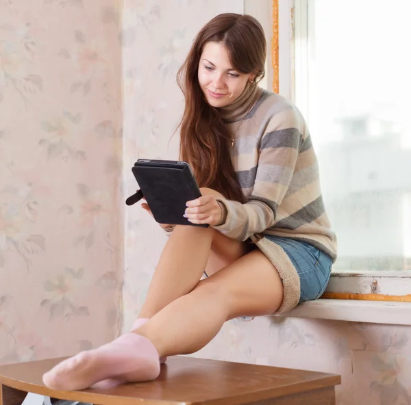 Женщина читает e-reade — стоковое фото