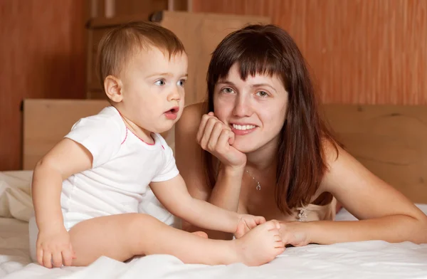 Mãe feliz com seu bebê — Fotografia de Stock