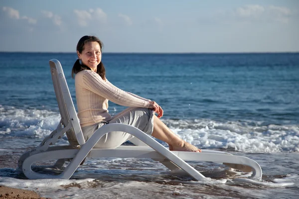 Mujer madura feliz en la playa del mar —  Fotos de Stock