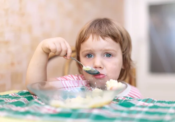 Bambino mangia con cucchiaio — Foto Stock