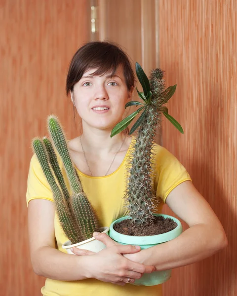 Chica con planta secculenta —  Fotos de Stock