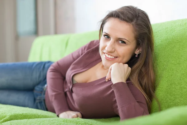 Feliz mujer sonriente en el sofá — Foto de Stock