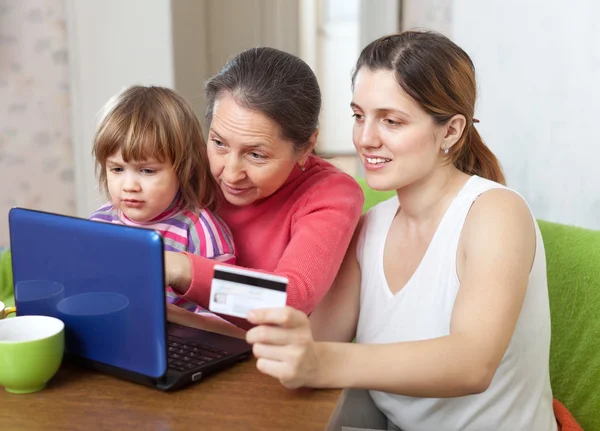 Frauen und Kinder kaufen online ein — Stockfoto