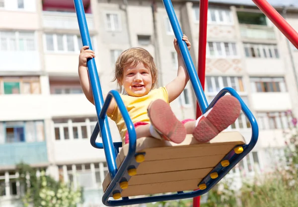 Bebé niña en swing — Foto de Stock