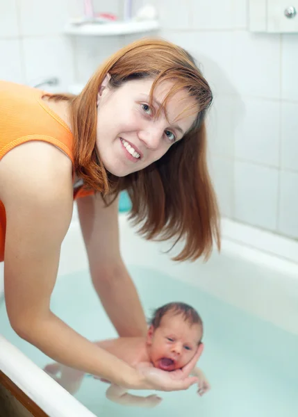 Mother bathes newborn baby — Stock Photo, Image