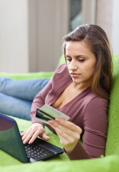 Girl buying online with laptop — Stock Photo, Image