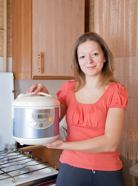 Femme avec pot à vaisselle électrique — Photo