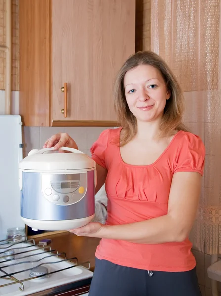 Frau mit elektrischem Topftopf — Stockfoto