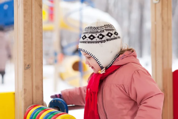 2 jaar baby speelt in de winter — Stockfoto