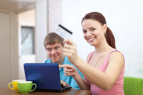 Pareja haciendo compras en internet — Foto de Stock