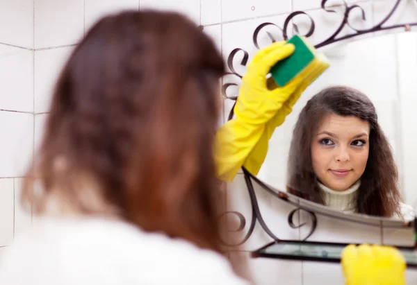 Woman cleans mirro — Stock Photo, Image