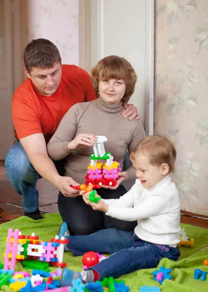 Dreiköpfige Familie zu Hause — Stockfoto