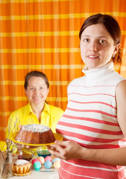 Két nő ünnepeljük Húsvét — Stock Fotó