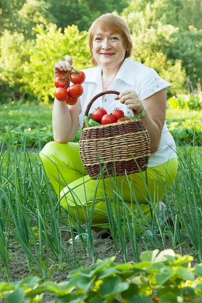 Mogen kvinna i grönsaker trädgård — Stockfoto