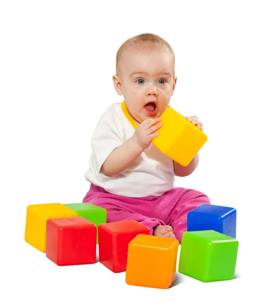 Baby flicka leker med leksak block — Stockfoto