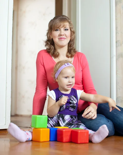 Hraje matku s dítětem v domácnosti — Stockfoto
