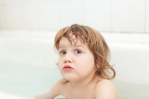 Banhos de criança em banho — Fotografia de Stock