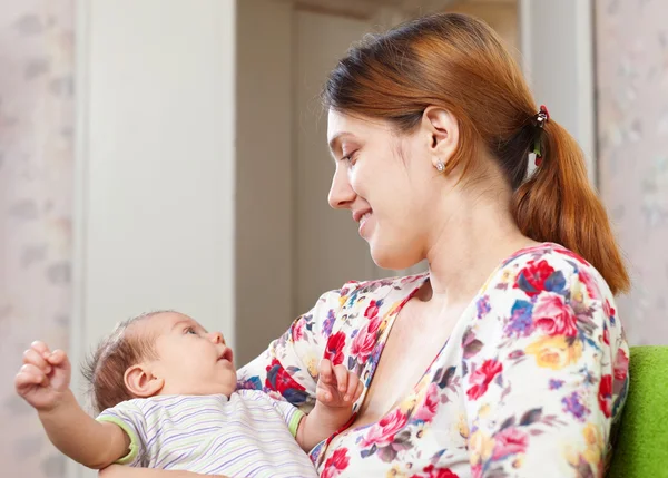 Madre con el bebé en casa —  Fotos de Stock