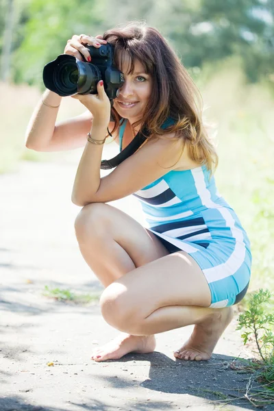 Fotógrafo toma foto al aire libre — Foto de Stock